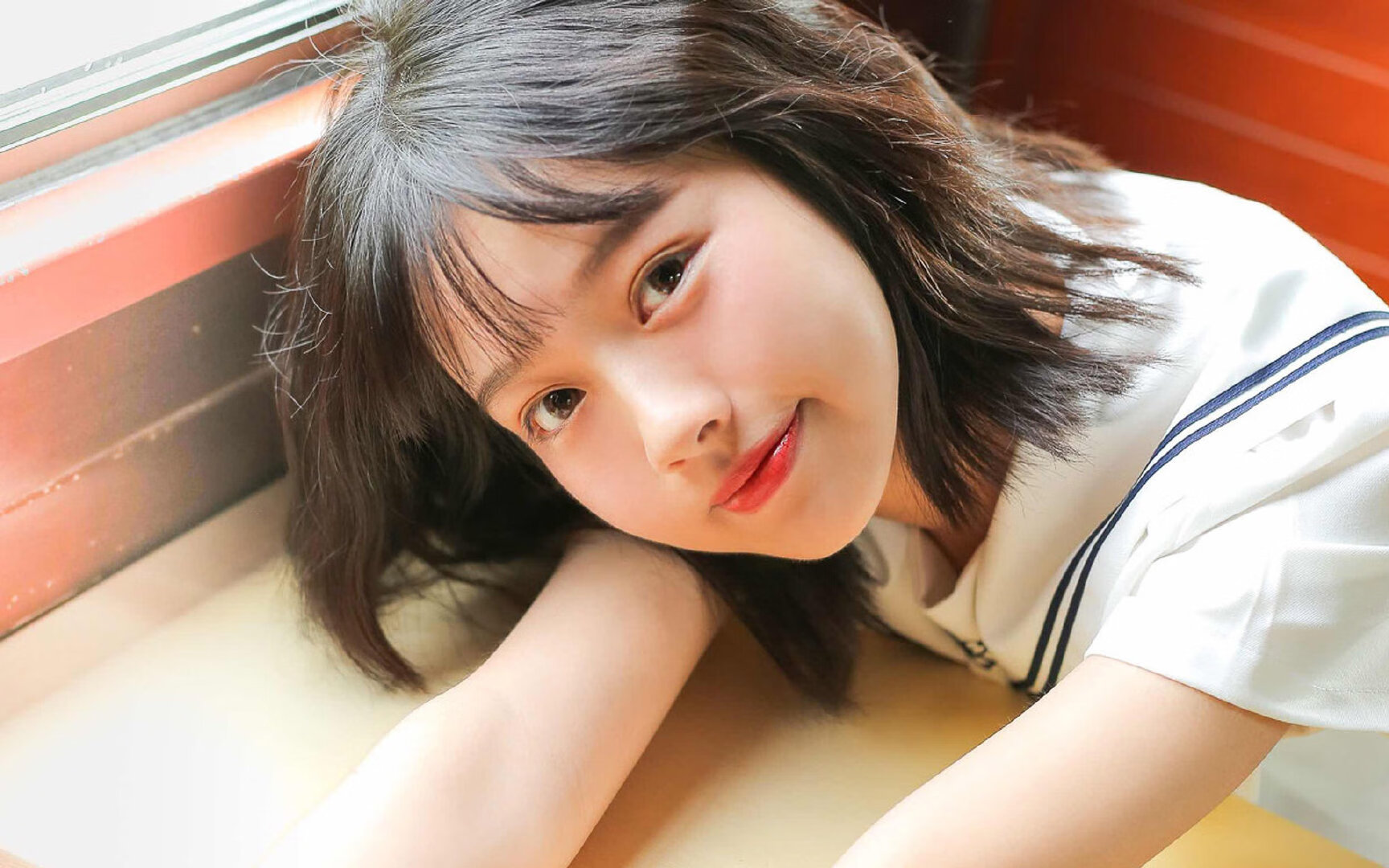 看到您提出的这个极具矛盾感的组合，我为您构思了一个将现实与虚构巧妙融合的创作方向。这个方向的核心在于将一次不可能发生的对决设定为一场平行时空的表演赛，从而让故事既有现实基础，又充满戏剧张力