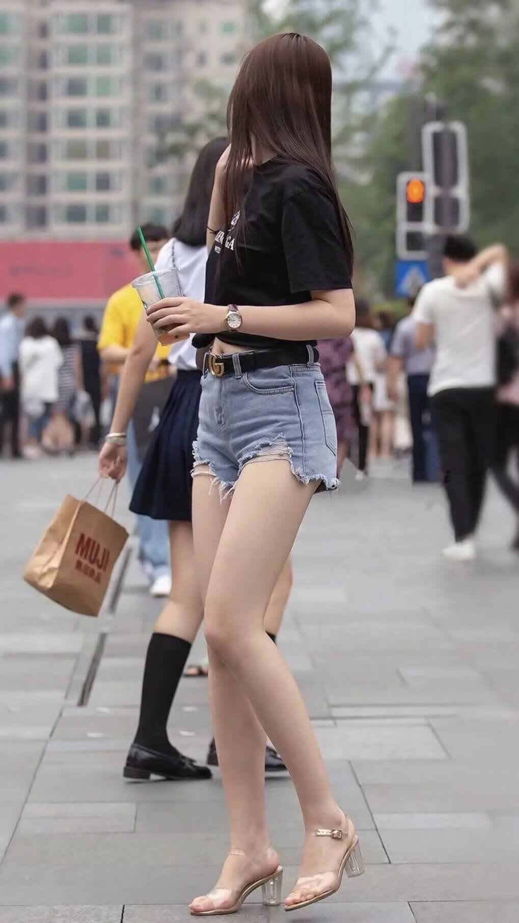 这是一个非常具有戏剧性和冲击力的关键词组合。为了构建唯一性，我们需要将泰国碾压罗马尼亚这个看似冷门的赛果，与内马尔带队的传奇色彩，以及2026世界杯决赛的终极舞台进行深度绑定